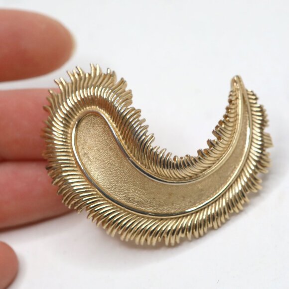 Vintage CROWN TRIFARI Signed Gold Tone Textured Feather Brooch Pin Mid-Century - Picture 8 of 11
